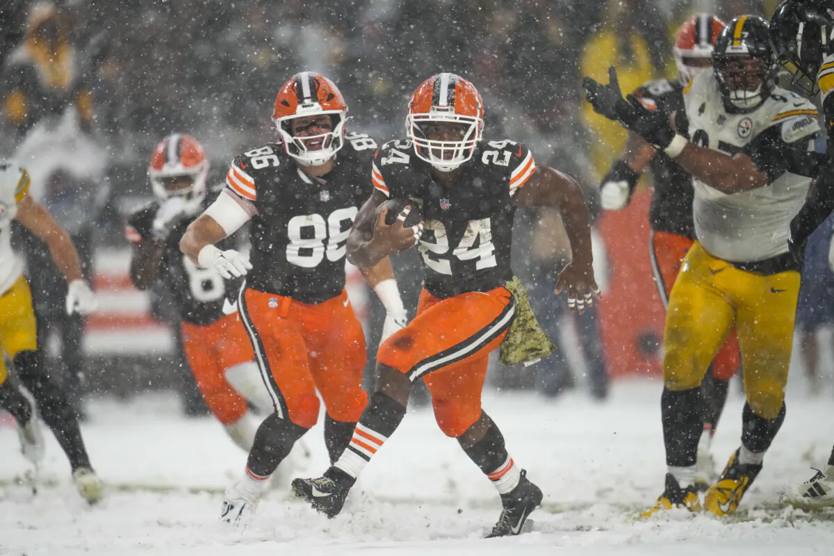 Cleveland Browns running back Nick Chubb (24) carries for a touchdown in the second half of an NFL football game against the Pittsburgh Steelers, Thursday, Nov. 21, 2024, in Cleveland. (AP Photo/Sue Ogrocki)