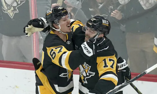 Rust Helps Penguins Beat Canucks 5–4 to Snap Three-Game Skid