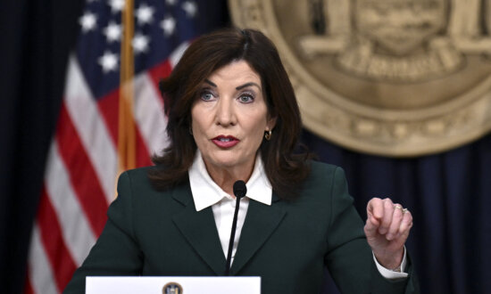 NY Gov. Hochul Asks Supreme Court to Toss Lawsuit Over Covid-Era Vaccination Mandate