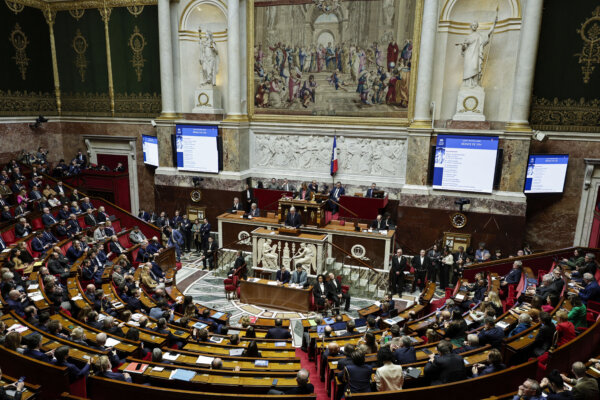 French Government Collapses in No-Confidence Vote