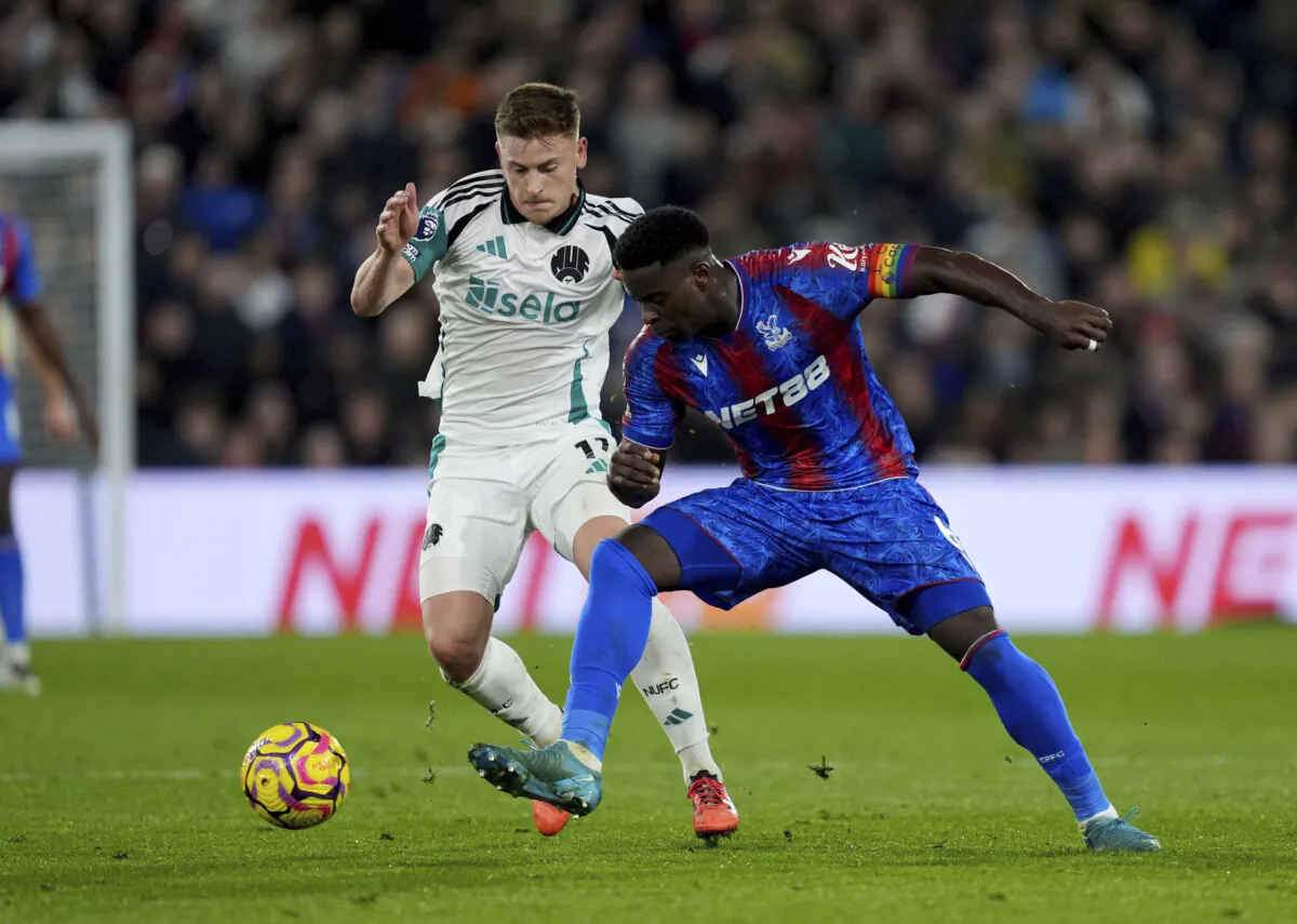 Newcastle United's Harvey Barnes (L) and Crystal Palace's Marc Guehi battle for the ball during the English Premier League soccer match between Crystal Palace and Newcastle United at Selhurst Park, London, on Nov. 30, 2024. (Ben Whitley/PA via AP)