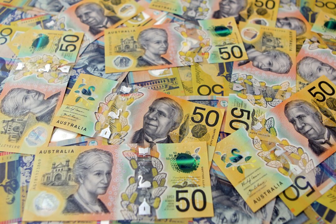 Australian Dollar Struggles to Recover, Dips Below 62 US Cents