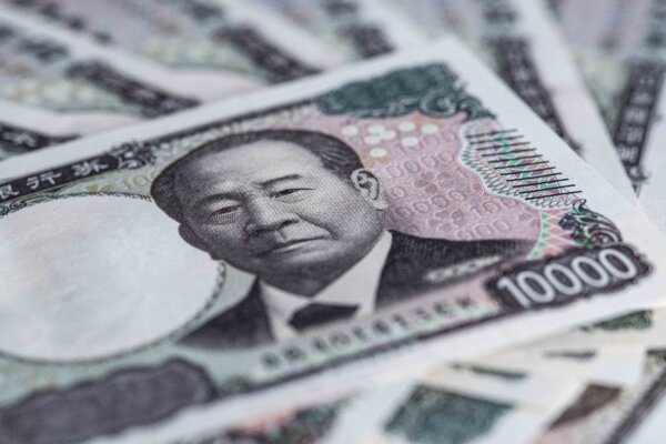 Trump Warns Japan, China Against Devaluing Their Currencies