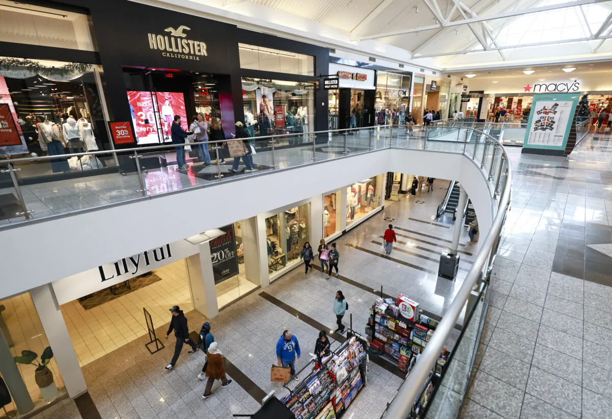 Shoppers look for deals on 'Black Friday' at a shopping mall located in Temecula, Calif., on Nov 29, 2024. (John Fredricks/The Epoch Times)