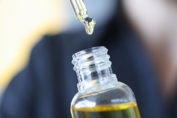 Originating from the Ayurvedic tradition, nasya oil is used to lubricate one’s nasal passages and mucous membranes.The mucosa is present not only in the respiratory tract but also in the bronchi, stomach, intestine, and various organs. Its primary functions are lubrication and protection from abrasions—in this case, keeping the nasal passages moist.