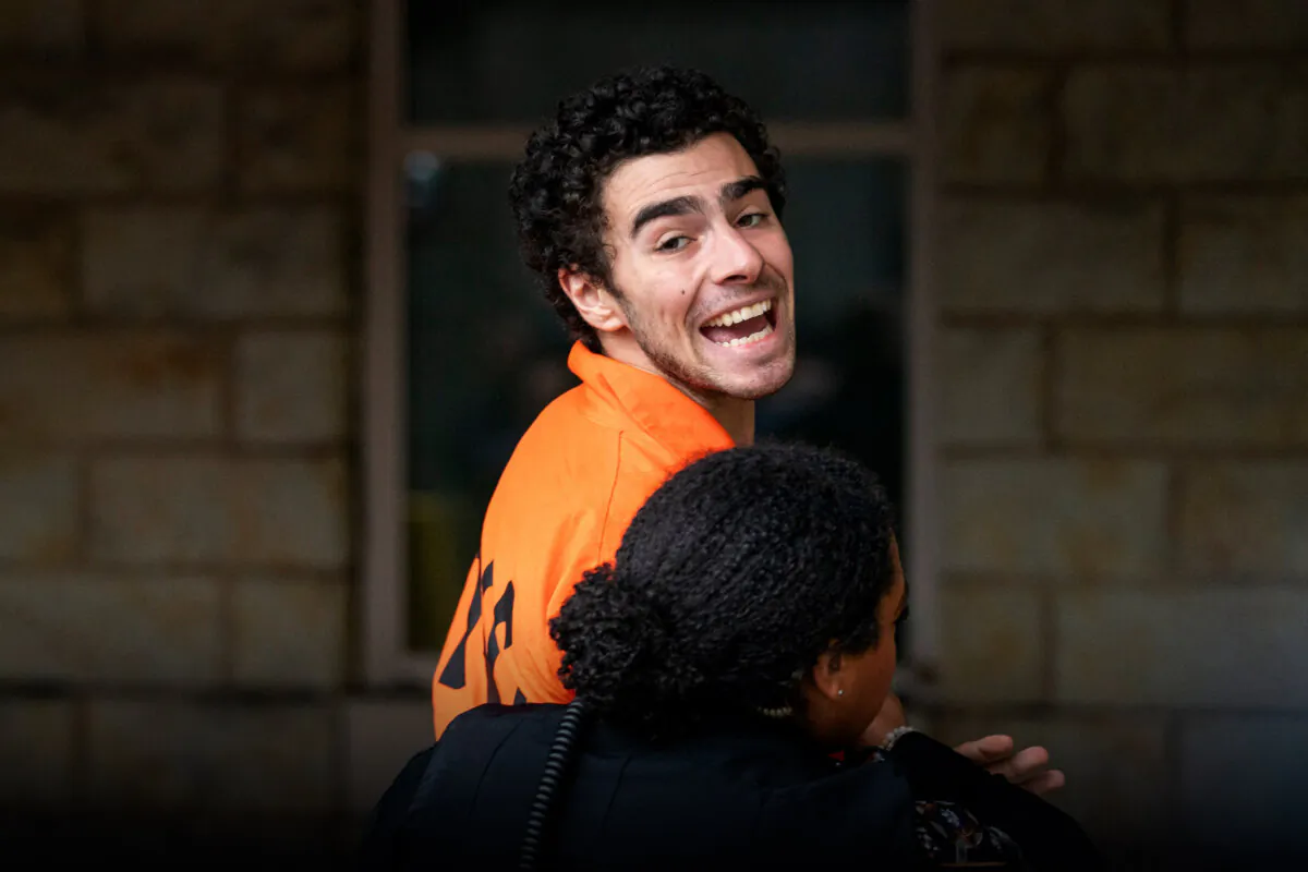UnitedHealthcare shooting suspect Luigi Mangione yells a statement to the media as he is taken into the Blair County Courthouse in Hollidaysburg, Pa., on Dec. 10, 2024. (Benjamin B. Braun/Pittsburgh Post-Gazette via AP)