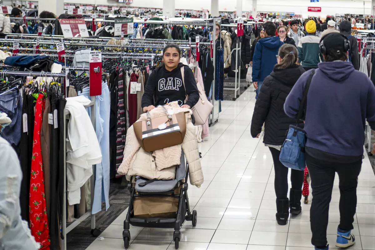 Shoppers look for bargains on Black Friday at a mall in Hanover, Md., on Nov. 29, 2024. (Madalina Vasiliu/The Epoch Times)