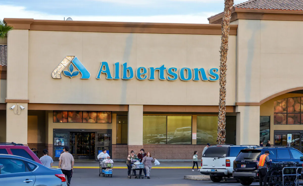 Shoppers walk outside an Albertsons grocery store, in a file photograph. (Ethan Miller/Getty Images)