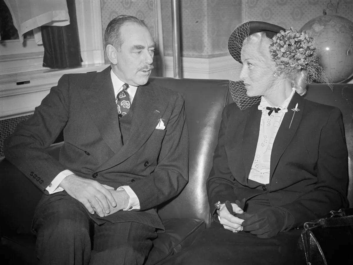 Lucille Vogeler, wife of Robert Vogeler, meeting with American Secretary of State Dean Acheson in the American Embassy, Grosveenor Square, London on May 12,1950. They discussed what steps might be taken to secure the release of her husband, who was serving a 15-year sentence for alleged espionage by a Hungarian Court. (Smith Archive / Alamy Stock Photo)