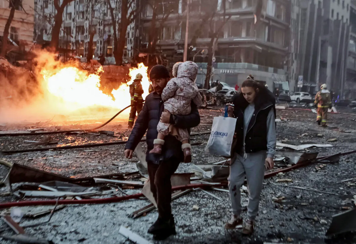 People leave the site of a Russian missile strike, amid Russia's attack on Ukraine, in central Kyiv, Ukraine Dec.20, 2024. (Reuters/Yan Dobronosov)