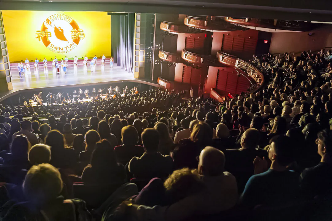 Shen Yun Performing Arts' curtain call at the Cobb Energy Performing Arts Center in Atlanta on Jan. 5, 2020. (The Epoch Times)