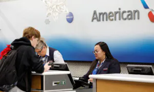 American Airlines Lifts Ground Stop; Hundreds Protest in Syria Over Christmas Tree Burning