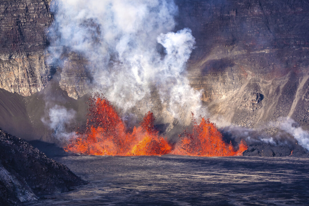 Kilauea Volcano Erupts on Hawaiis Big Island