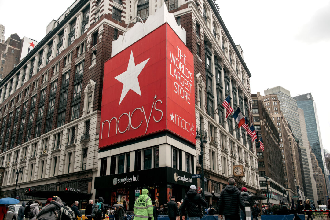 New York Taxi Jumps Sidewalk Outside Macys on Christmas Day, Injuring 7