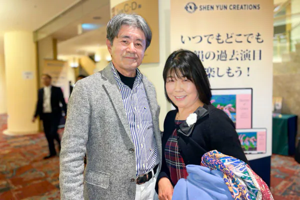Mitsunori Kato and his wife, Kanako, at the Shen Yun Performing Arts performance at the Aichi Prefectural Art Theater in Nagoya on Dec. 23, 2024. (Jerry Yam/The Epoch Times)