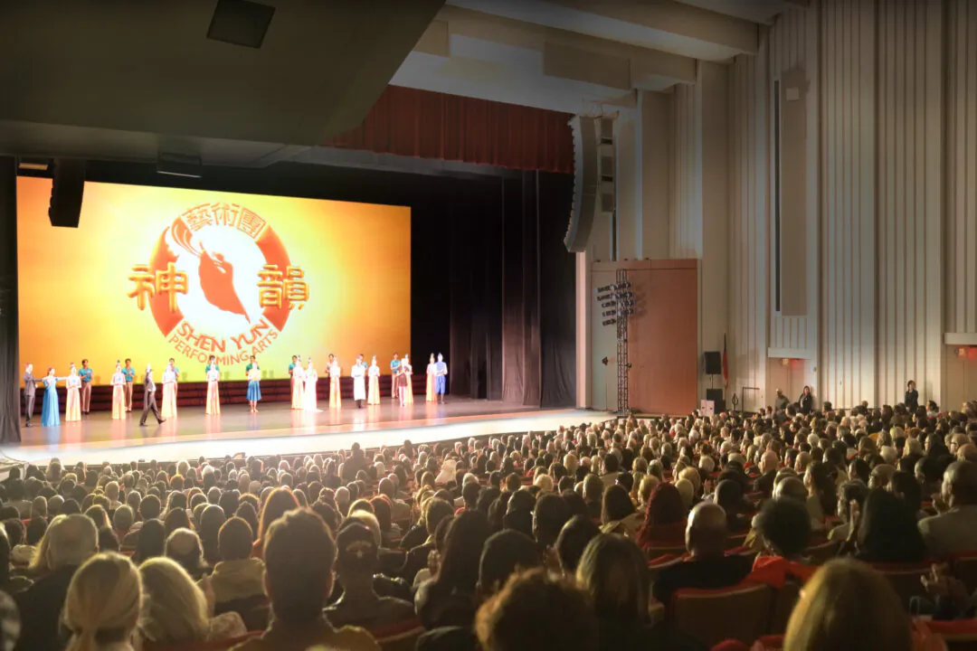 Shen Yun Performing Arts curtain call at the Zellerback Hall, Berkeley, California on January 10. (The Epoch Times)