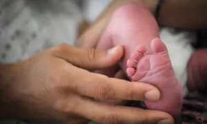 Average Age of US Women Giving Birth Increases to Nearly 30: CDC