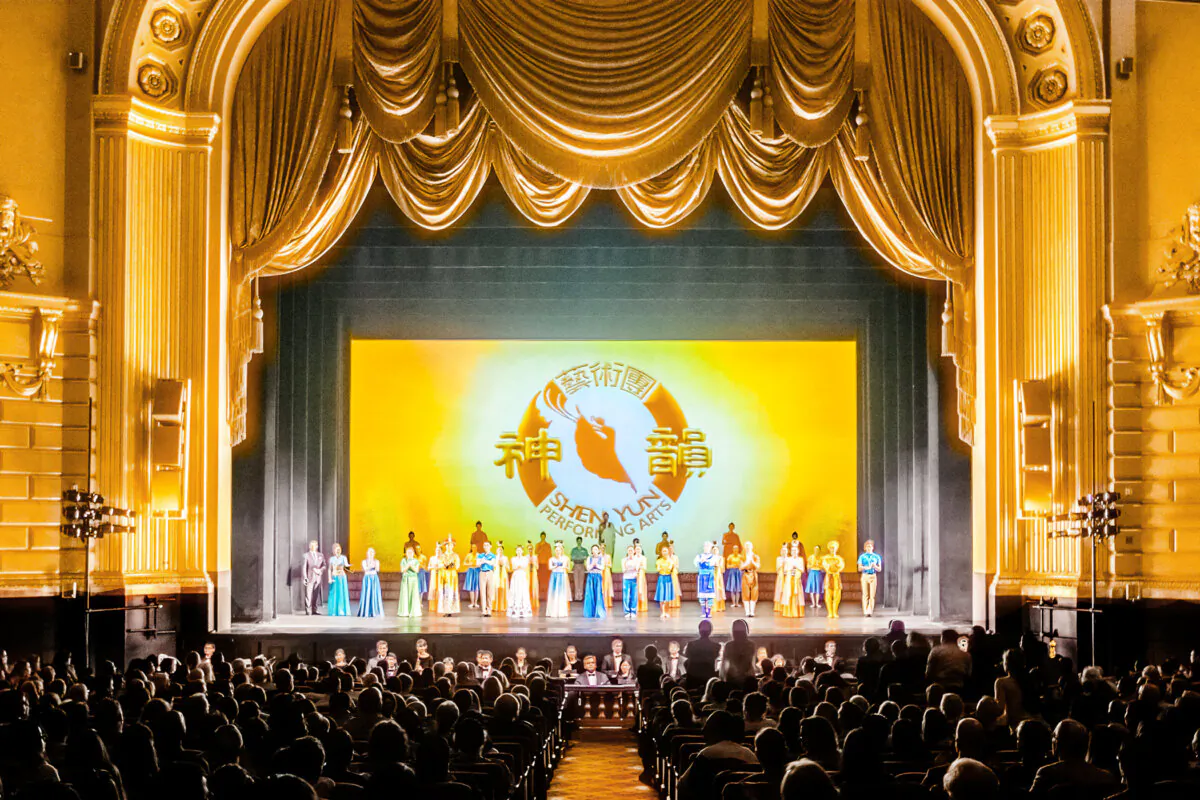 A curtain call for Shen Yun Performing Arts at the War Memorial Opera House in San Francisco on Jan. 10, 2016. (Leo Timm/Epoch Times)