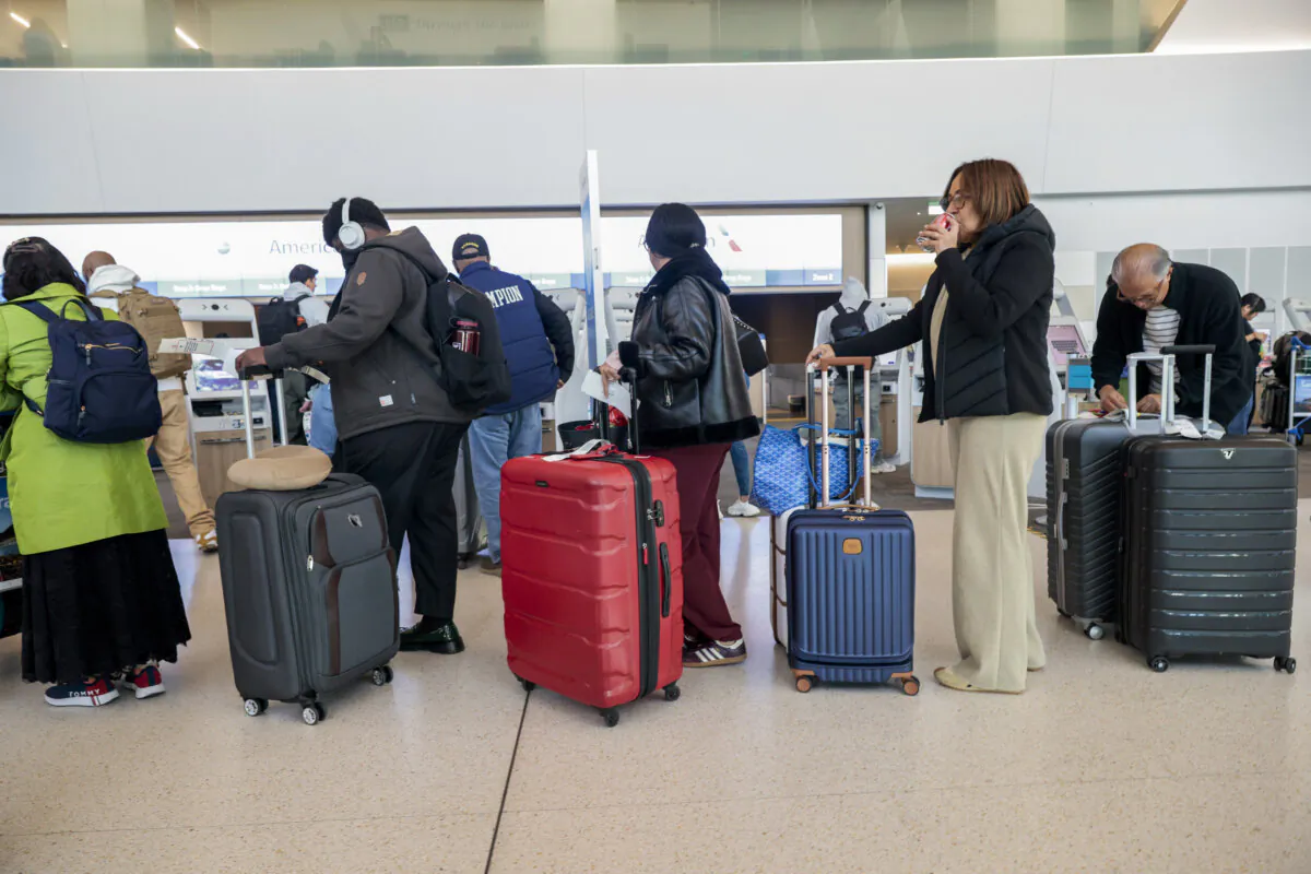 Travelers line up to check in their bags into San Francisco International Airport on Nov. 27, 2024. (Santiago Mejia/San Francisco Chronicle via AP)