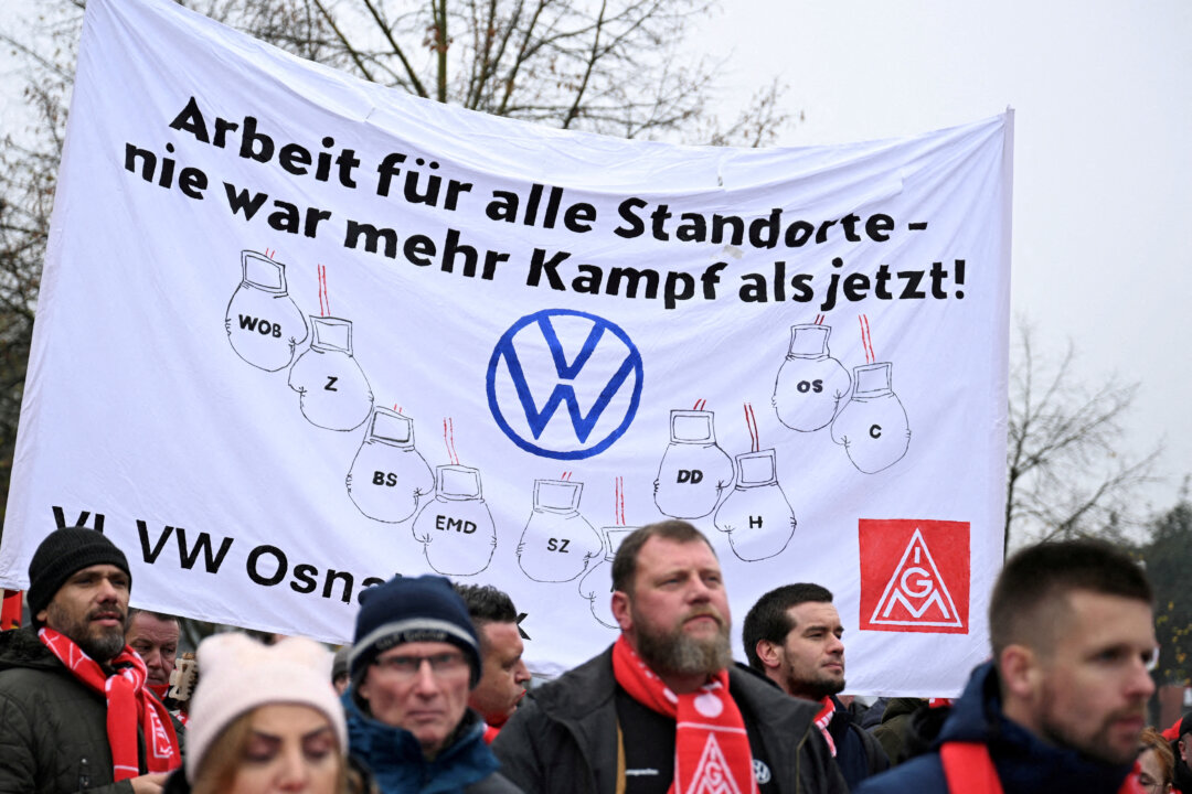 Volkswagen Workers Step up Strikes to Fight German Plant Closures