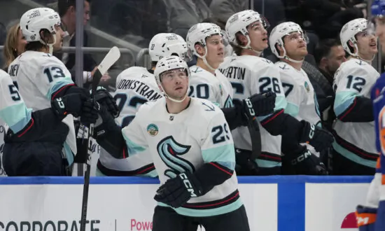 Dunn, Daccord Lead Kraken to 5–2 Win Over Islanders