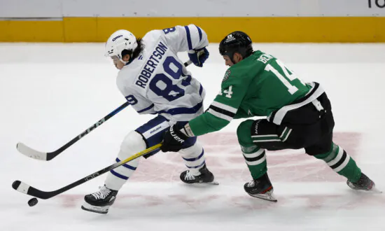 Nicholas Robertson Part of Key Goals for Toronto in 5–3 Win Over Dallas and His Older Brother