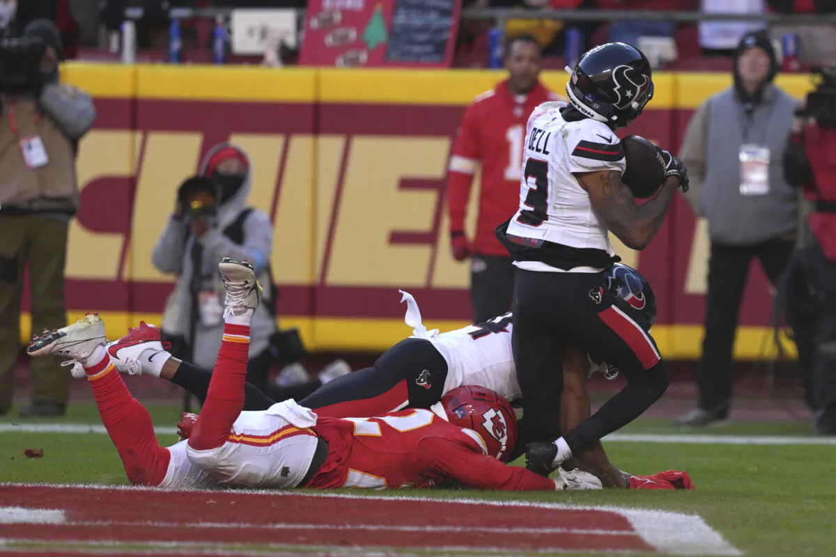 Houston Texans wide receiver Tank Dell (3) catches a touchdown pass as Kansas City Chiefs cornerback Trent McDuffie, left, defends during the second half of an NFL football game Saturday, Dec. 21, 2024, in Kansas City, Mo. Dell was injured on the play. (Charlie Riedel/AP Photo)