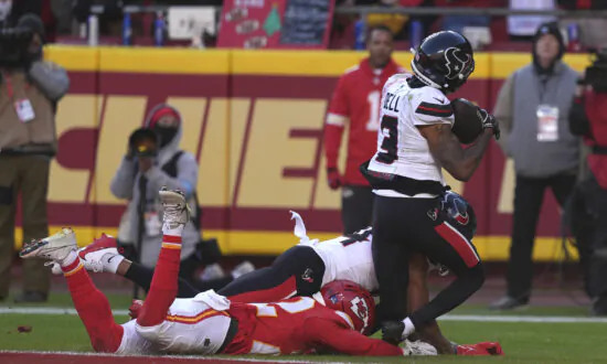 Texans WR Tank Dell Hospitalized After Severe Knee Injury on TD Catch vs. Chiefs