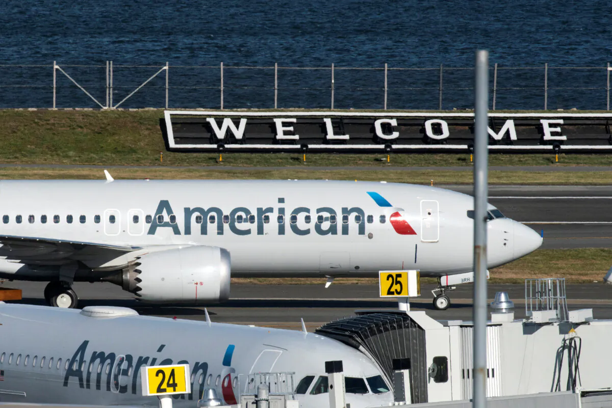 American Airlines flight 718 lands at LaGuardia airport in New York on Dec. 29, 2020. (REUTERS/Eduardo Munoz)