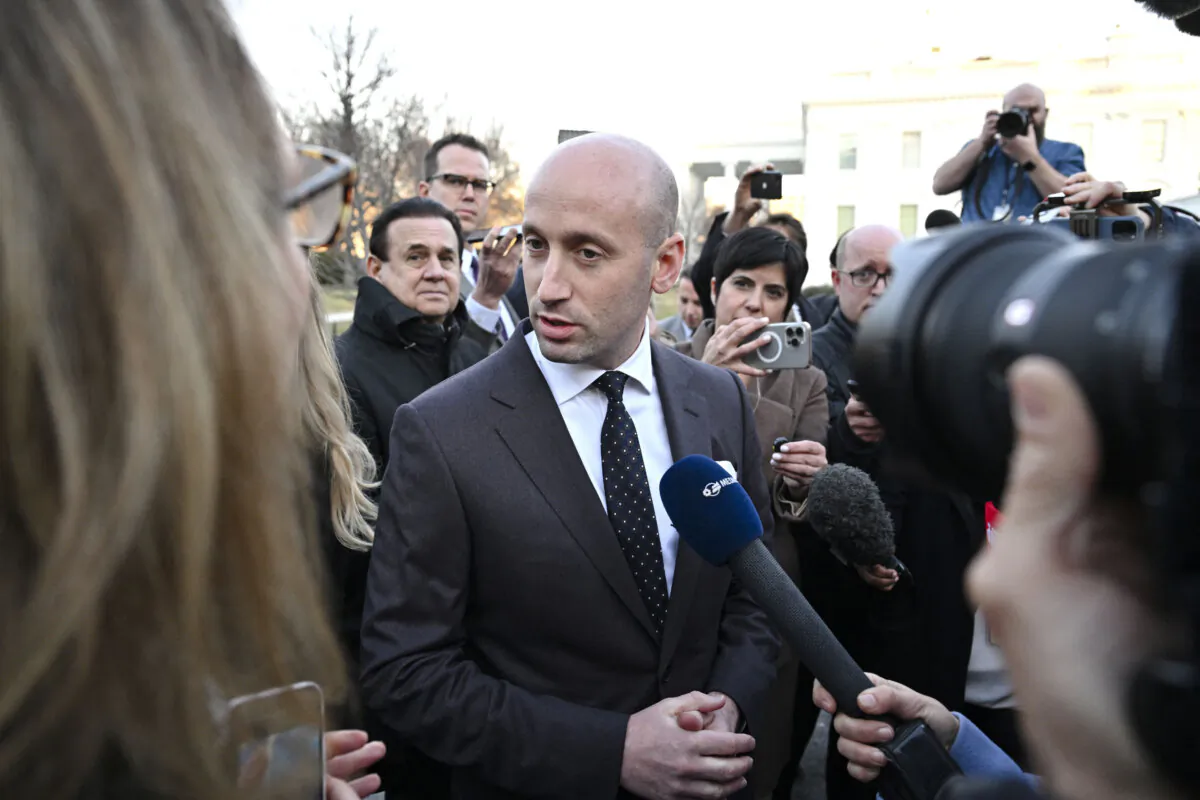 White House deputy chief of staff for policy and US homeland security advisor Stephen Miller (C) speaks to members of the press outside the West Wing entrance of the White House in Washington, DC on January 28, 2025. (Photo by ROBERTO SCHMIDT / AFP)