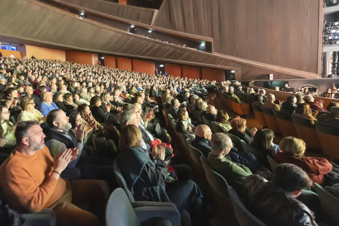 Audience members applaud Shen Yun Performing Arts at the Teatro del Maggio Musicale Fiorentino in Florence, Italy, on Dec. 30, 2024. (Konstaintin Skabrin/NTD)