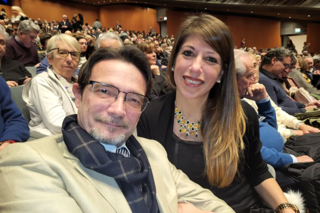 Rossi Mirco and Daniela Bolgiachi enjoyed Shen Yun Performing Arts at the
Teatro del Maggio Musicale Fiorentino in Florence, Italy, on Dec. 30, 2024. (The Epoch Times)