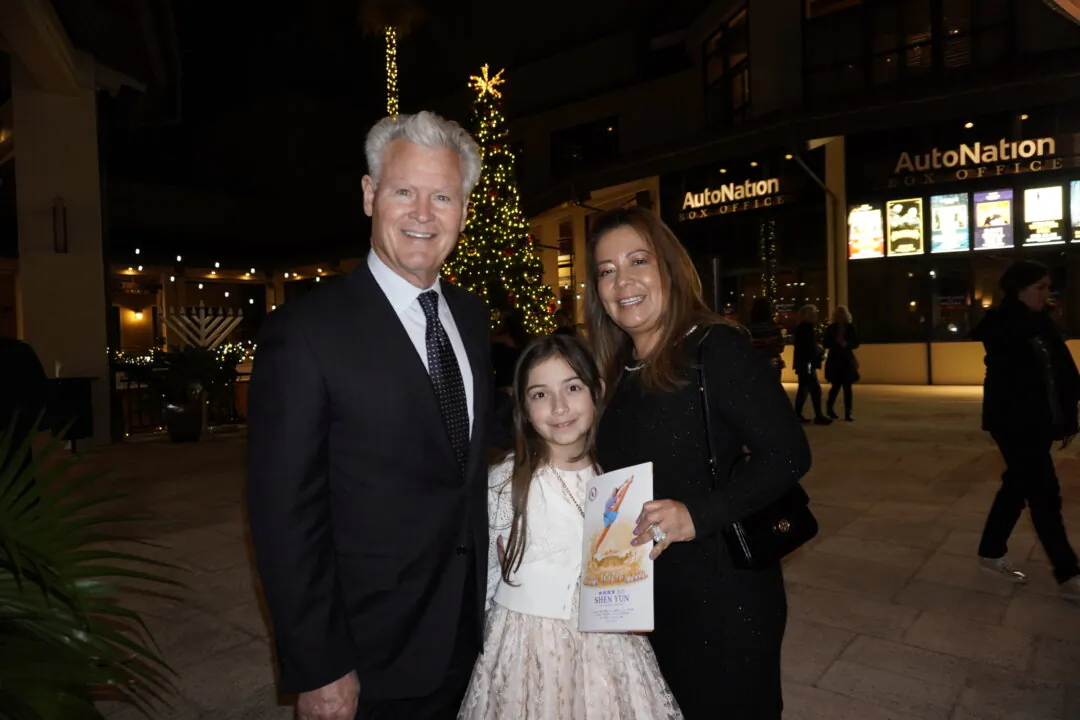Robert Paulk, Valentina, and Jessie Salas enjoyed Shen Yun's evening show at the Broward Center for the Performing Arts on Jan. 3, 2025. (Nancy Ma/The Epoch Times) 