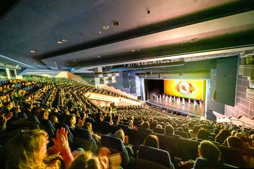Shen Yun Performing Arts' curtain call at Florida’s Duke Energy Center for the Arts in St. Petersburg. (Luo Yuan/NTD)