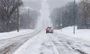 Thousands of Flights Delayed Thanksgiving Weekend; US Delegation Meets Ukrainian Team in Florida