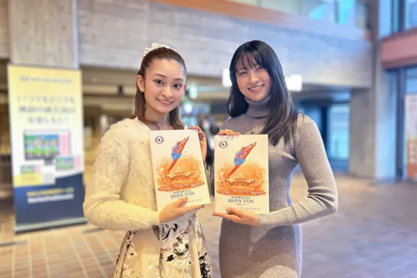 Hitomi Sakurano and Momo Okuda, known as the "Beautiful Sisters of Japan," attended a performance by Shen Yun Performing Arts at the ROHM Theatre Kyoto On Jan. 3, 2025. (Xiao Lei/The Epoch Times)