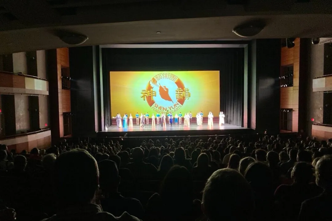 Shen Yun Performing Arts' curtain call at the Long Center for the Performing Arts in Austin on Dec. 29, 2024. (The Epoch Times)