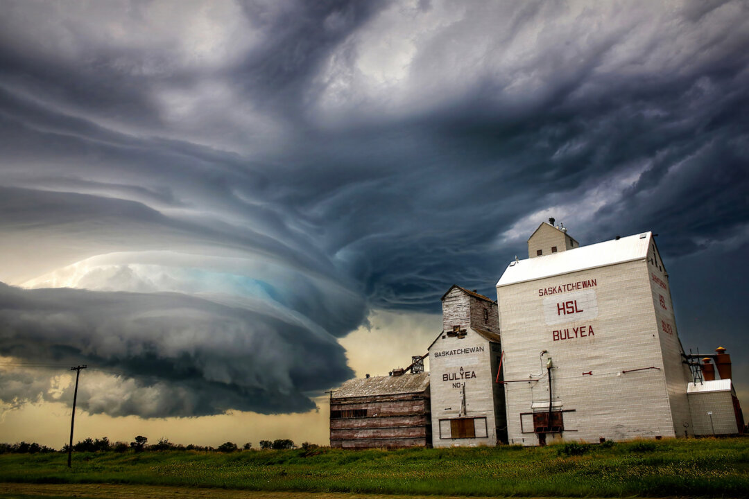 Storm Chaser Drives Sask. Back Roads to Capture Shots of ‘Otherworldly’ Storm Clouds and Old Barns