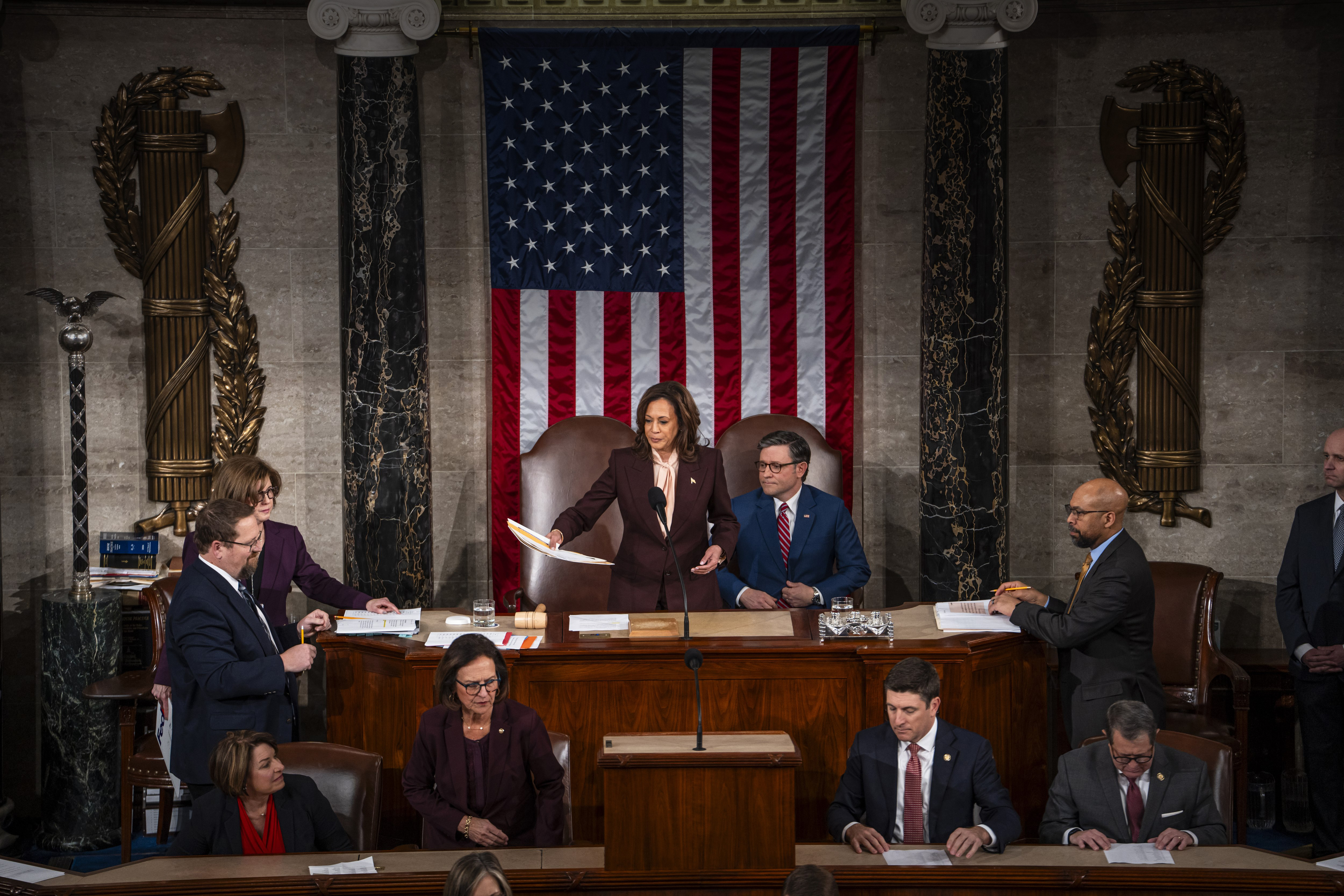 Day in Photos: Congress Certifies Trump’s Victory, Trudeau Resigns, Snowstorm in Washington