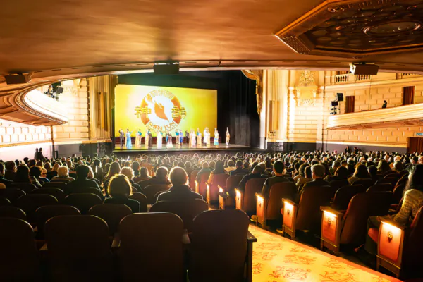 Shen Yun Performing Arts curtain call at the San Francisco Opera House, on Jan. 3, 2025.(Zhou Rong/The Epoch Times)