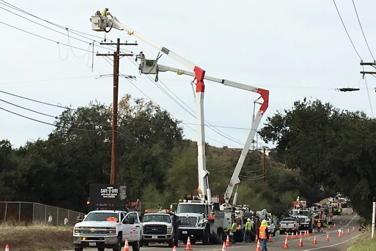 San Diego Gas and Electric's workers are seen working on power lines in Alpine, Calif., on Dec. 21, 2019. (Jane Yang/The Epoch Times)
