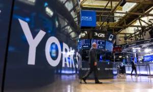 US Filings for Jobless Aid Fall; NYC Prepares for Busy July 4 Weekend