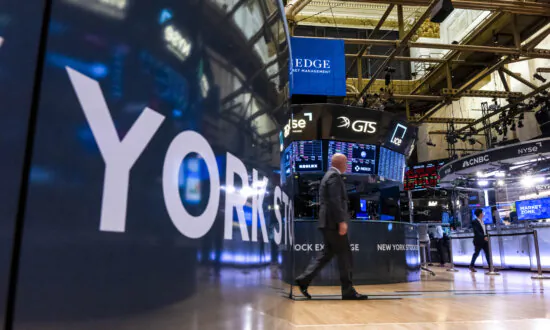 U.S. Filings For Jobless Aid Fall; NYC Prepares For Busy July 4 Weekend
