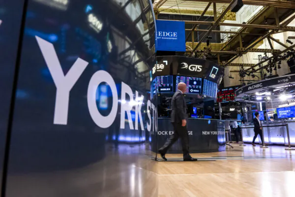 US Filings for Jobless Aid Fall; NYC Prepares for Busy July 4 Weekend