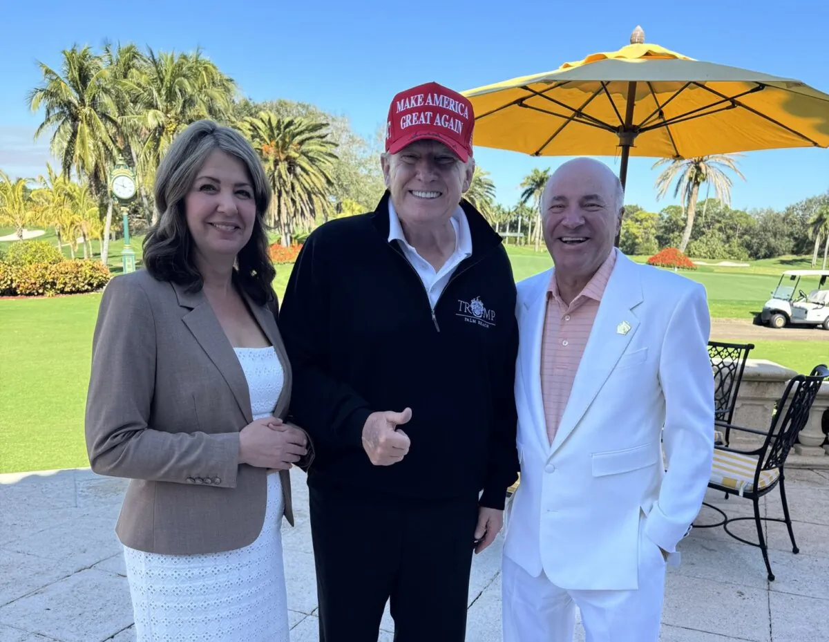 (L-R) Alberta Premier Danielle Smith with U.S. President-elect Donald Trump and Canadian entrepreneur Kevin O'Leary at Trump's golf club in Florida on Jan. 12, 2025. (Courtesy Office of the Premier)