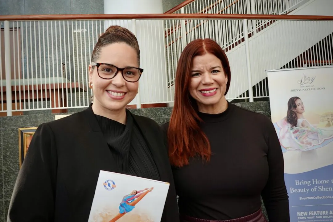 Sisters Russenia Dominguez and Sandra Echevarria (R) enjoyed Shen Yun at the Adrienne Arsht Center for the Performing Arts in Miami on Jan. 12, 2025. (The Epoch Times)
