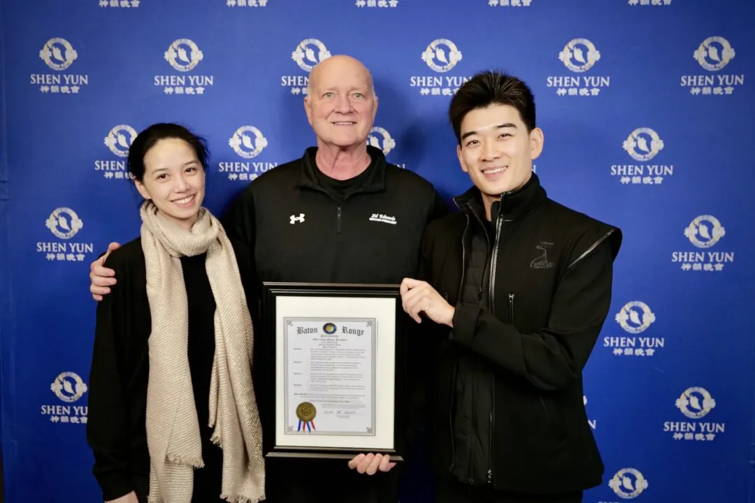 Sid Edwards(C) and two Shen Yun dancers at the Shen Yun Performing Arts performance at Baton Rouge River Center Theatre on Jan. 12, 2025. (NTD)