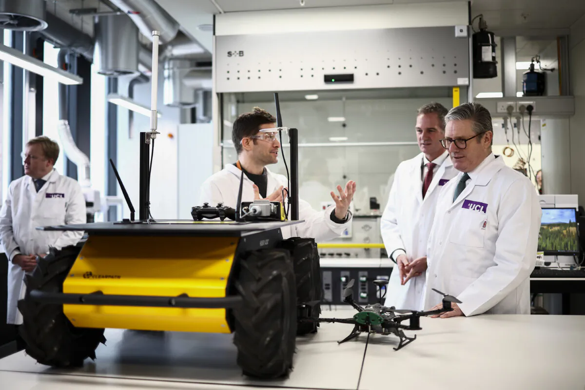 British Prime Minister Sir Keir Starmer (R) speaks with researchers and professors during a visit of the Manufacturing Futures Lab at UCL in London on Jan. 13, 2025. (Henry Nicholls/Getty Images)