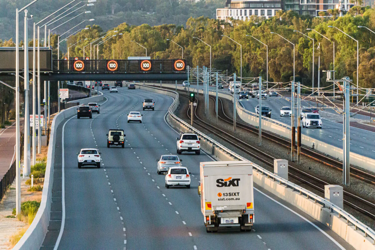 A section of the "smart freeway," which features 1,400 pieces of technology, along the Mitchell Freeway in Perth, Western Australia on Dec. 23, 2024. (Wade Zhong/The Epoch Times)