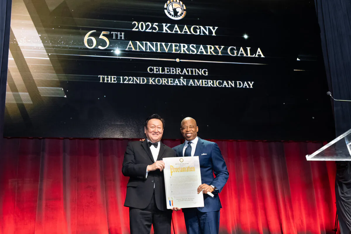Kim Kwang-seok, president of the Korean Association of New York, and New York City Mayor Eric Adams (R) at the 2025 Korean American Association of Greater New York Gala at Ziegfeld Ballroom in New York City on Jan. 13, 2025. (Larry Dye/The Epoch Times)